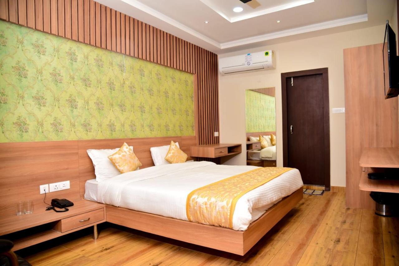 Hotel Olive Crown Лакхнау Экстерьер фото