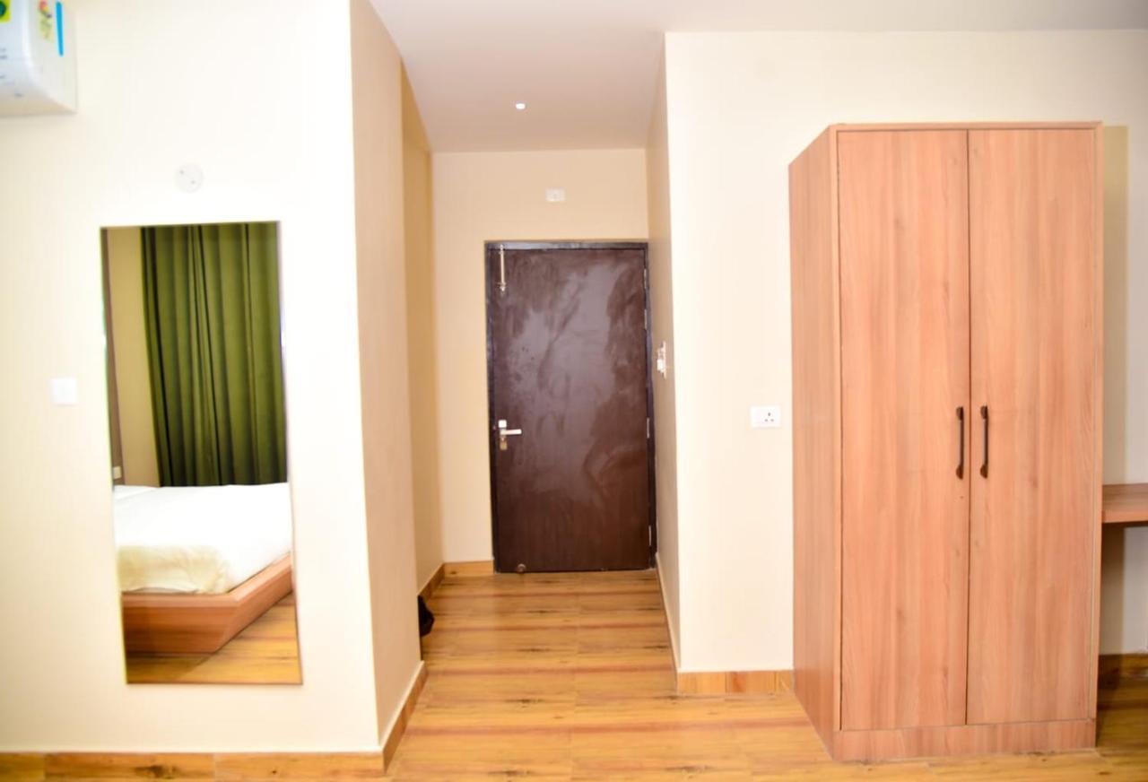 Hotel Olive Crown Лакхнау Экстерьер фото