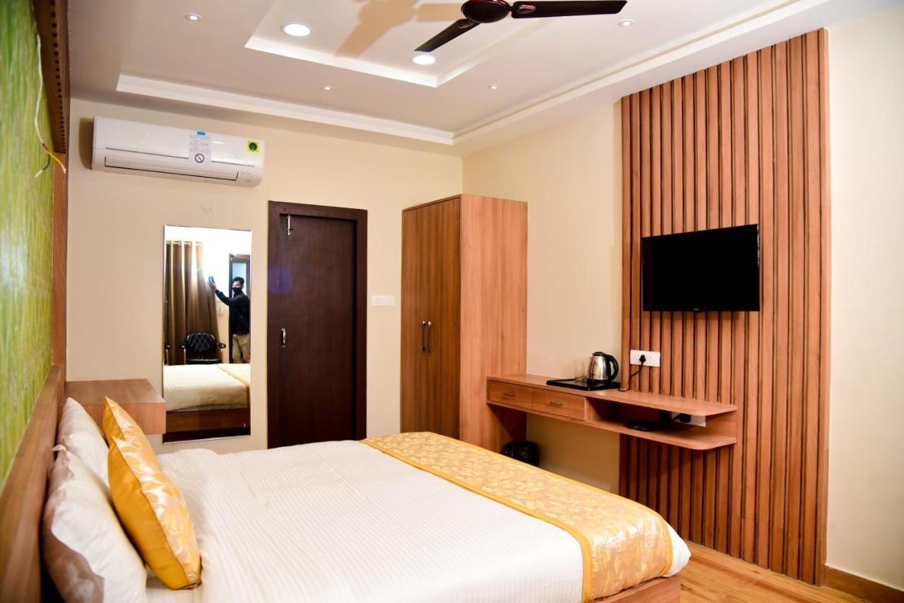 Hotel Olive Crown Лакхнау Экстерьер фото
