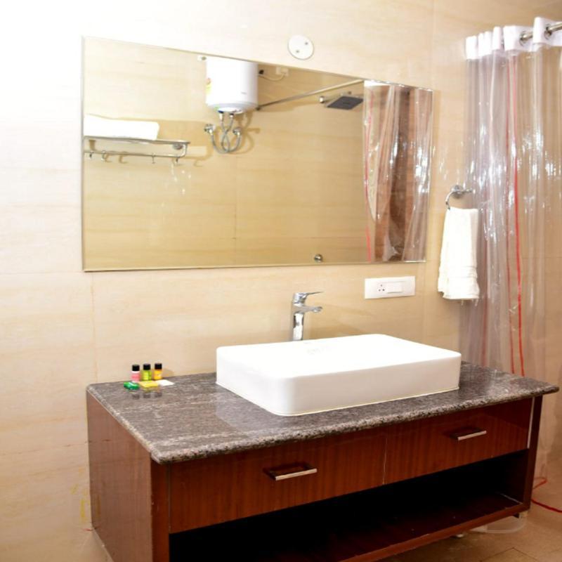 Hotel Olive Crown Лакхнау Экстерьер фото