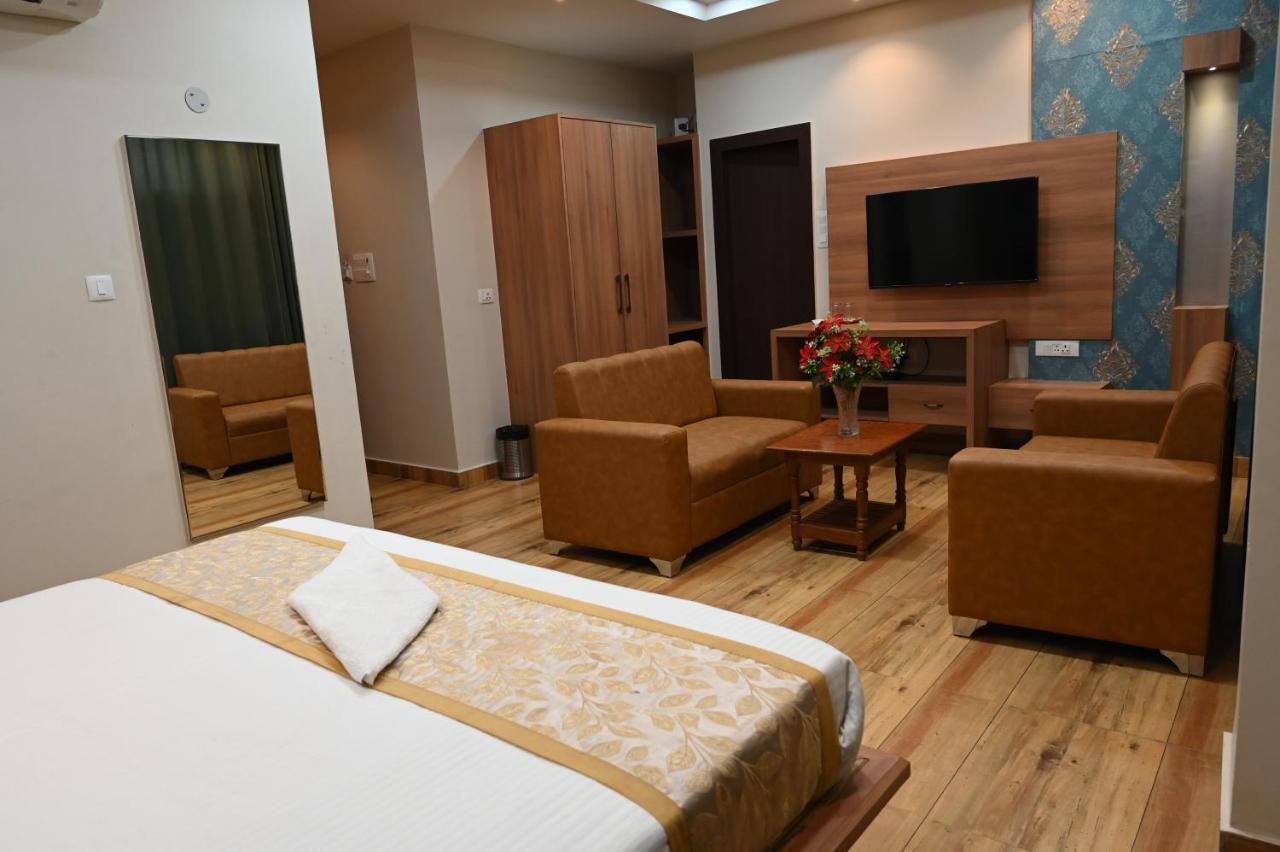 Hotel Olive Crown Лакхнау Экстерьер фото