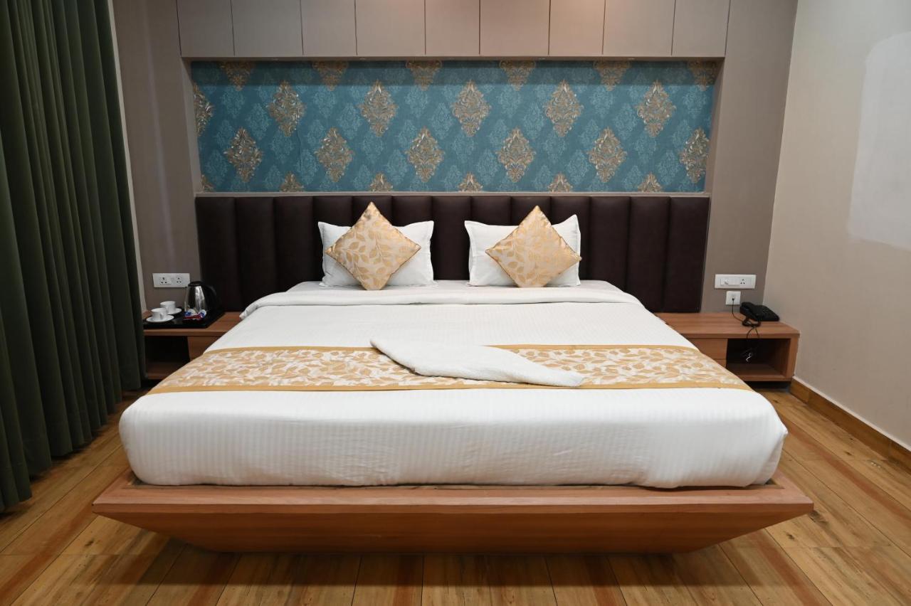 Hotel Olive Crown Лакхнау Экстерьер фото